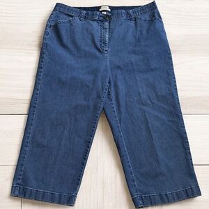 L.L. BEAN CAPRI 18W. CLASSIC FIT. MEDIUM RISE BLUE DENIM CAPRIS. FLEX WAIST.